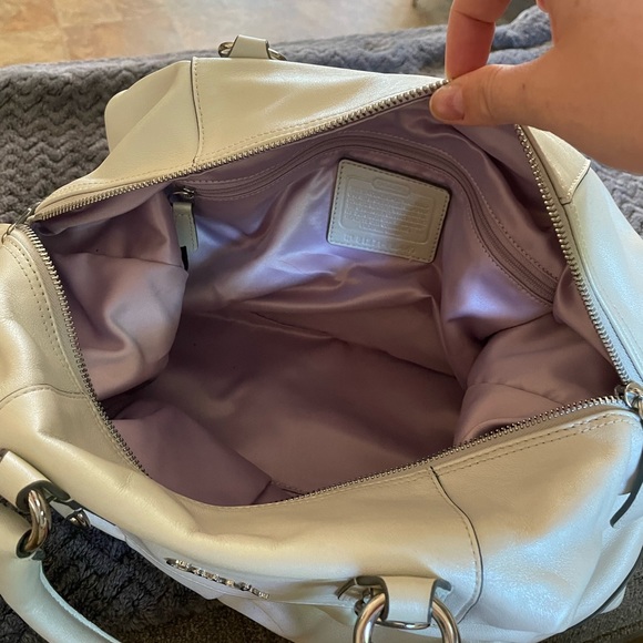 White coach purse - Picture 3 of 4